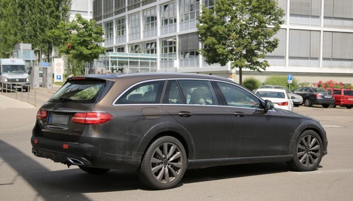 Mercedes Benz Classe E All Terrain: le prime foto spia - Foto 8 di 21