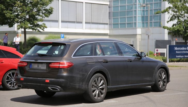 Mercedes Benz Classe E All Terrain: le prime foto spia - Foto 9 di 21