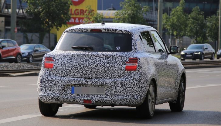Suzuki Swift prime foto spia dei collaudi della nuova generazione - Foto 3 di 27