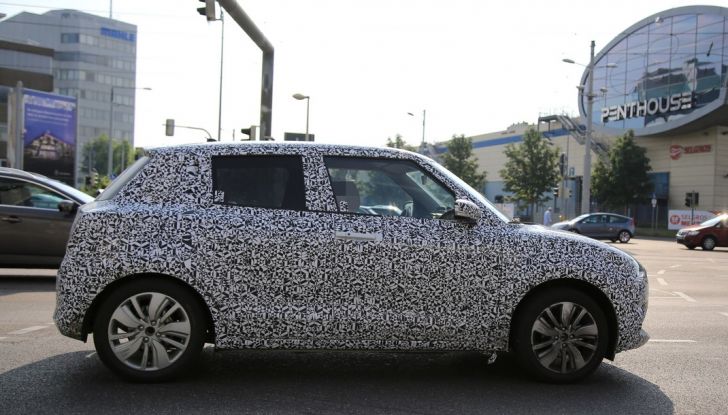 Suzuki Swift prime foto spia dei collaudi della nuova generazione (24)