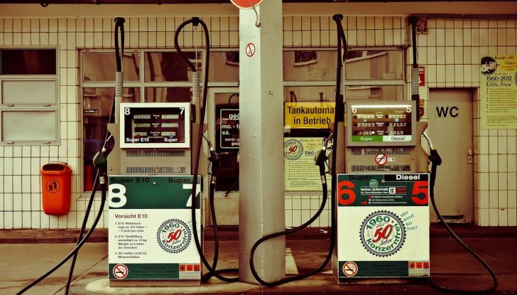 Crolla il prezzo del petrolio, non quello dei carburanti. Ecco perché - Foto 7 di 10