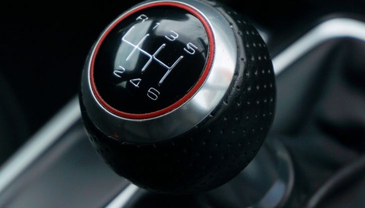 Crolla il prezzo del petrolio, non quello dei carburanti. Ecco perché - Foto 2 di 10