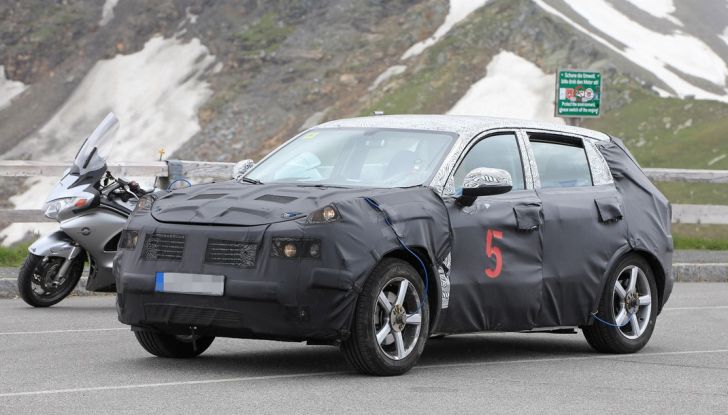Geely SUV compatto, prime foto spia del modello del produttore cinese - Foto 4 di 12