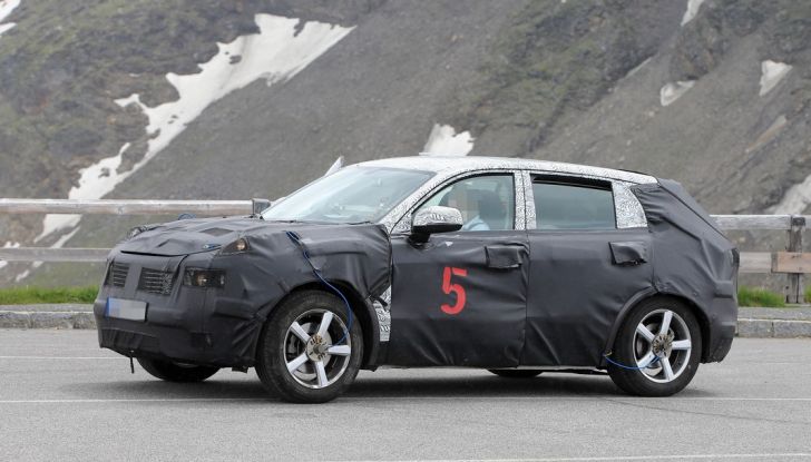 Geely SUV compatto, prime foto spia del modello del produttore cinese - Foto 5 di 12