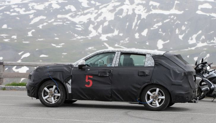 Geely SUV compatto, prime foto spia del modello del produttore cinese - Foto 2 di 12