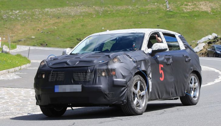 Geely SUV compatto, prime foto spia del modello del produttore cinese - Foto 1 di 12