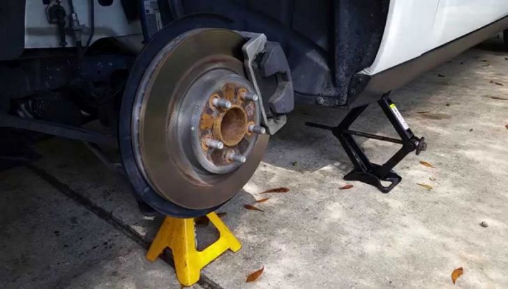 Come controllare e sostituire il liquido dei freni dell’auto - Foto 4 di 9