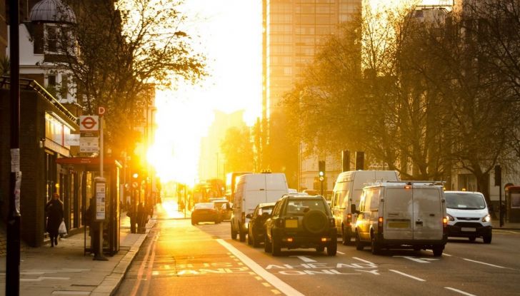 Crolla il prezzo del petrolio, non quello dei carburanti. Ecco perché - Foto 8 di 10