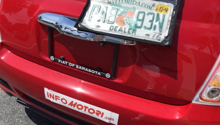 Fiat 500, prova su strada, dettaglio targa, concessionario e adesivo testata..