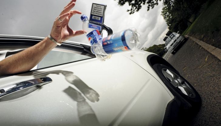 Gettare rifiuti dal finestrino dell’auto comporta una multa fino a 400 euro - Foto 1 di 7
