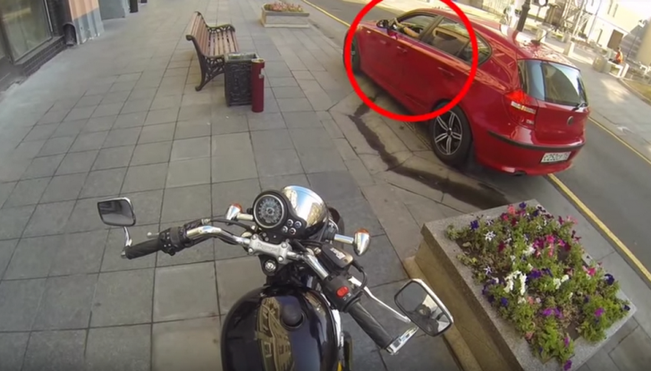 Gettare rifiuti dal finestrino dell’auto comporta una multa fino a 400 euro - Foto 2 di 7