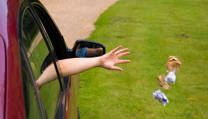Gettare rifiuti dal finestrino dell’auto comporta una multa fino a 400 euro - Foto 4 di 7