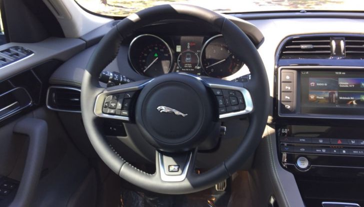 Jaguar F-Pace provata su strada negli USA, in Florida - Foto 6 di 19
