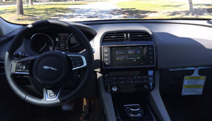 Jaguar F-Pace provata su strada negli USA, in Florida - Foto 16 di 19