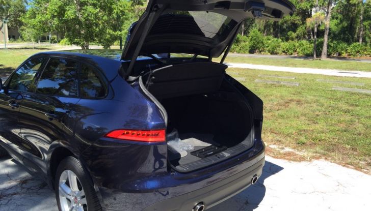 Jaguar F-Pace provata su strada negli USA, in Florida - Foto 19 di 19