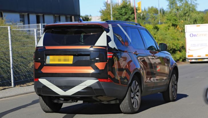 Land Rover Discovery 2017: le foto spia del prototipo - Foto 12 di 14