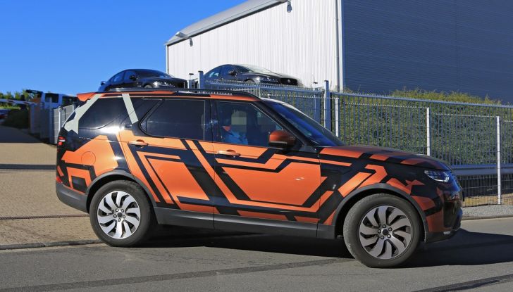 Land Rover Discovery 2017: le foto spia del prototipo - Foto 7 di 14