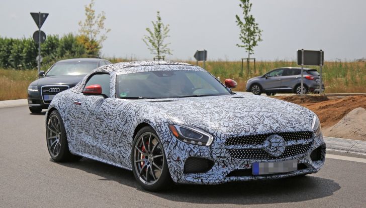 Mercedes AMG GT Roadster, le prime immagini spia dei test - Foto 2 di 10