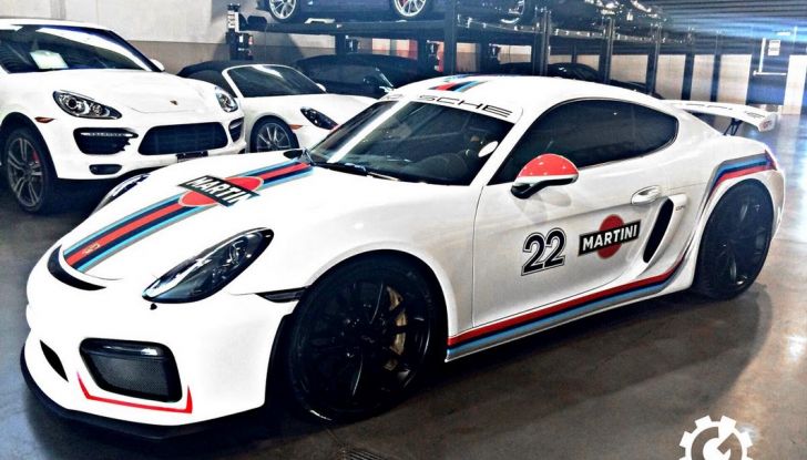 Porsche Cayman GT4 “veste” Martini - Foto 5 di 7