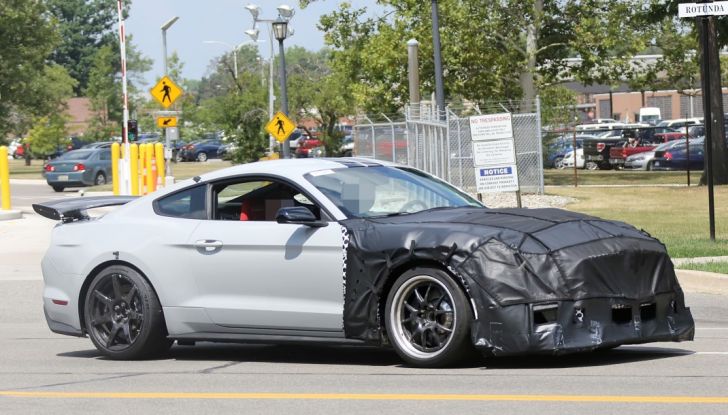 Nuova Ford Shelby GT 500 2018, le prime foto spia - Foto 7 di 19