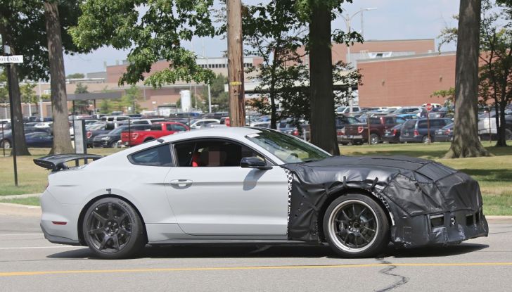 Nuova Ford Shelby GT 500 2018, le prime foto spia - Foto 8 di 19