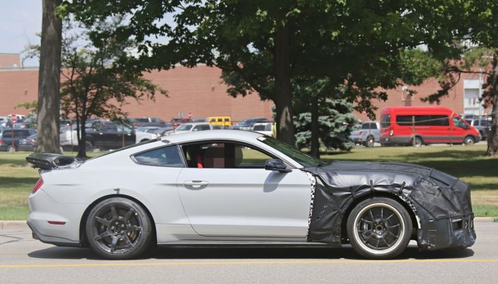 Nuova Ford Shelby GT 500 2018, le prime foto spia - Foto 10 di 19