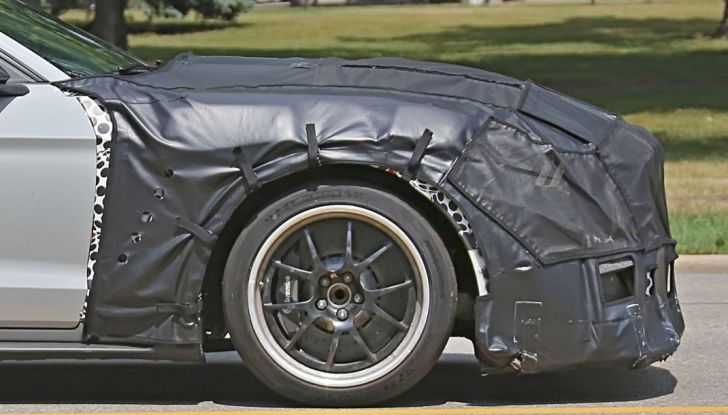 Nuova Ford Shelby GT 500 2018, le prime foto spia - Foto 11 di 19