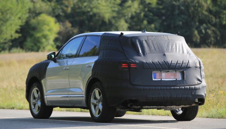 Volkswagen Touareg 2018: le prime foto spia del prototipo - Foto 4 di 16
