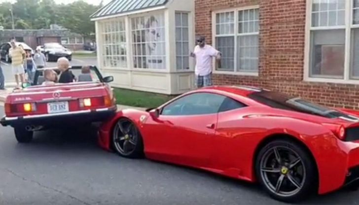 incidente mercedes 380 sl ferrari458 speciale (7)