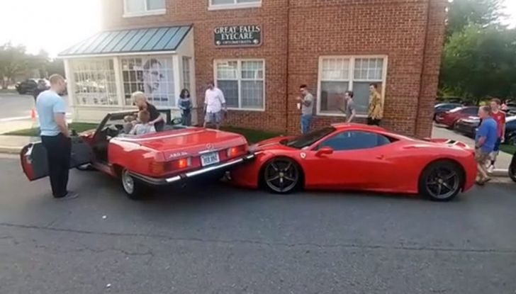 incidente mercedes 380 sl ferrari458 speciale (8)