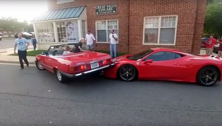 incidente mercedes 380 sl ferrari458 speciale (9)