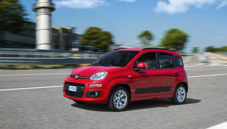 Fiat Panda 2017 laterale anteriore in movimento.
