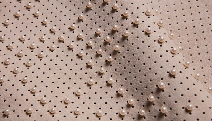 Come pulire gli interni in Alcantara® di un’auto - Foto 4 di 11