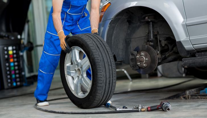Cambiare una ruota bucata: come fare, normative e consigli - Foto 7 di 7