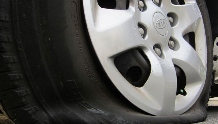 Cambiare una ruota bucata: come fare, normative e consigli - Foto 4 di 7
