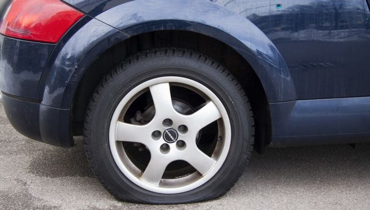 Cambiare una ruota bucata: come fare, normative e consigli - Foto 6 di 7