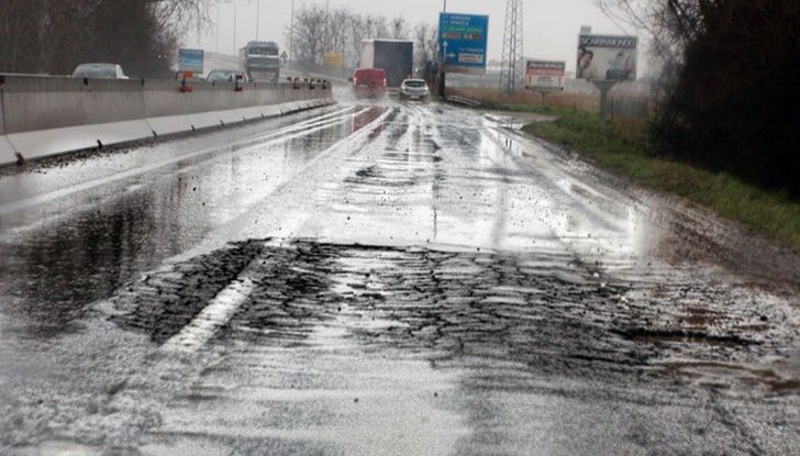 Come chiedere un risarcimento al comune per danni alla propria auto - Foto 1 di 8