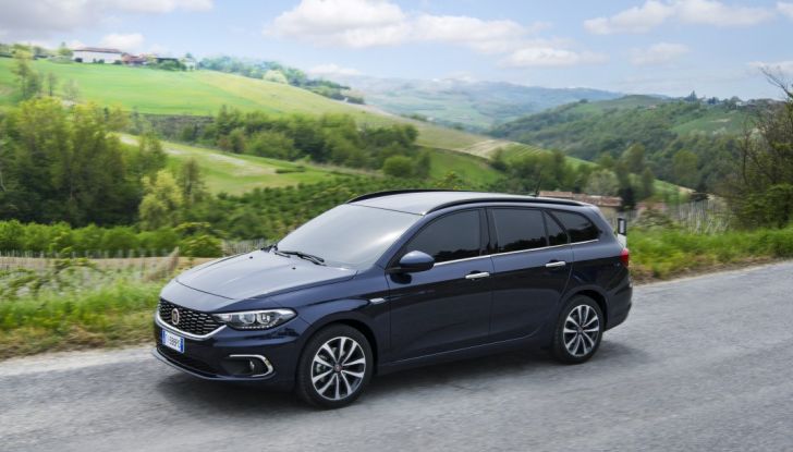 Fiat Tipo Sw laterale anteriore fuori città.