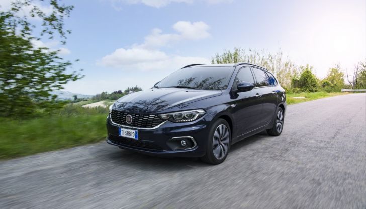 Fiat Tipo Sw laterale anteriore in movimento.