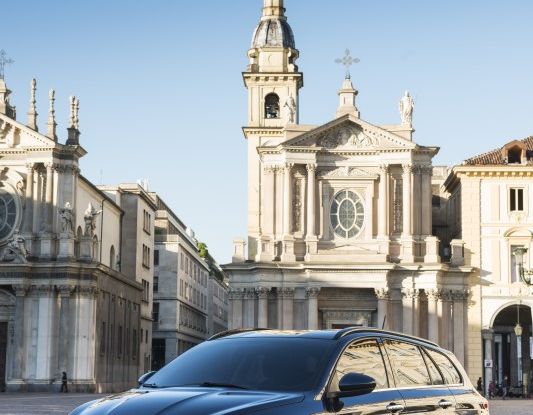 Fiat Tipo Sw laterale anteriore in città.