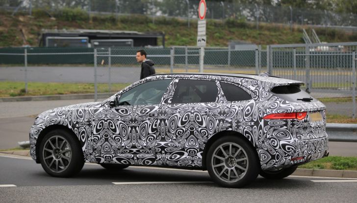 Jaguar F-Pace SVR prime foto spia dei test al Nurburgring - Foto 10 di 15