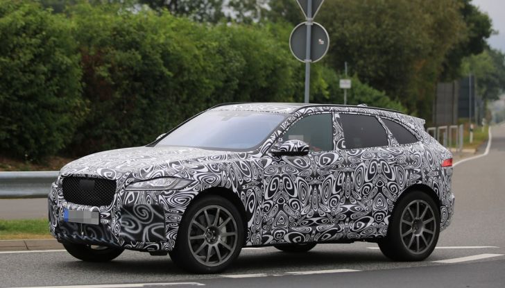 Jaguar F-Pace SVR prime foto spia dei test al Nurburgring - Foto 7 di 15