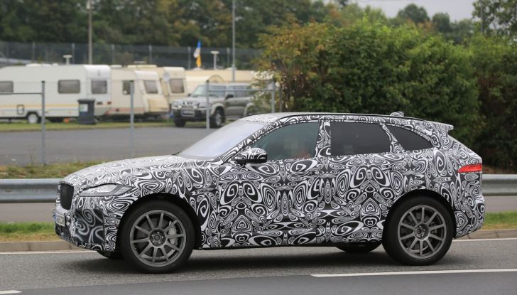 Jaguar F-Pace SVR prime foto spia dei test al Nurburgring - Foto 8 di 15