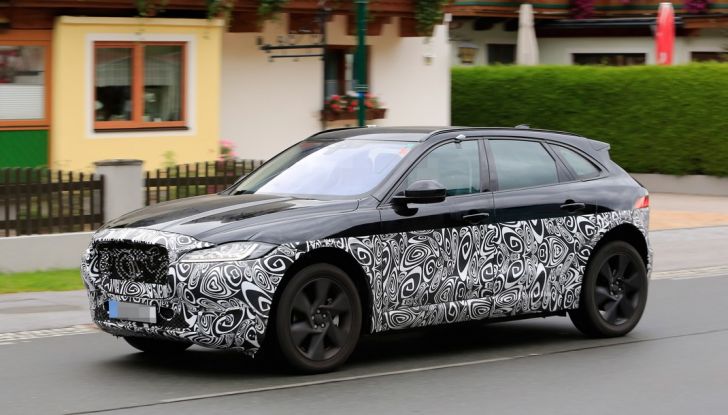 Jaguar SUV, prime foto spia della versione elettrica - Foto 3 di 10