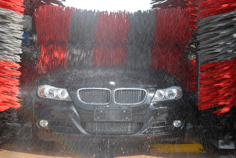 Lavaggio auto: pro e contro degli spazzoloni - Infomotori