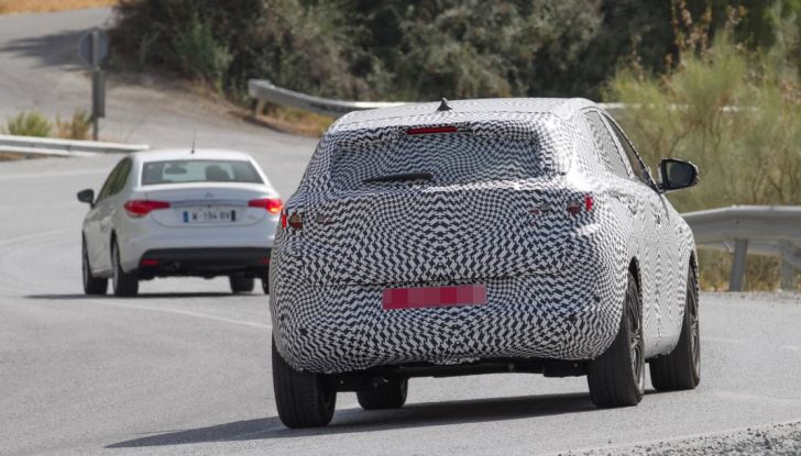 Nuovo Peugeot 2008, le prime foto spia della seconda generazione - Foto 3 di 10