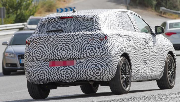 Nuovo Peugeot 2008, le prime foto spia della seconda generazione - Foto 7 di 10