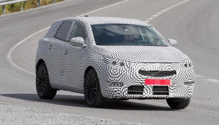 Nuovo Peugeot 2008, le prime foto spia della seconda generazione - Foto 8 di 10