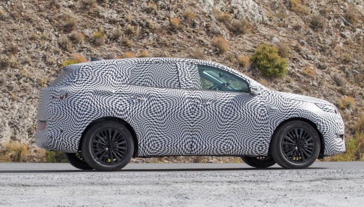Nuovo Peugeot 2008, le prime foto spia della seconda generazione - Foto 9 di 10