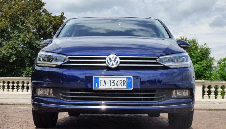 Prova su strada Volkswagen Touran 2.0 TDI 7 posti: caratteristiche, consumi e prezzi - Foto 7 di 35